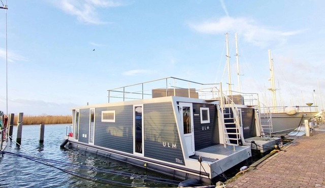 Floating lodge with Terrace in Lelystad