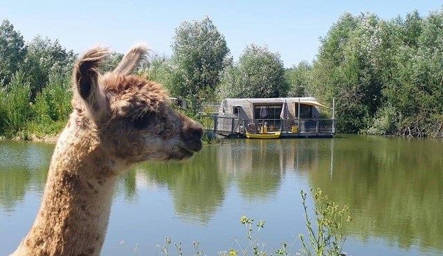 FLOATING SHACK WITH PRIVATE SPA LES CLOS