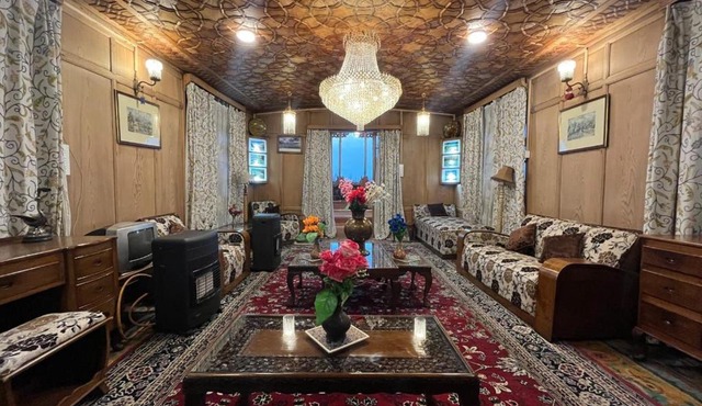 Floating Shanghai group of houseboats