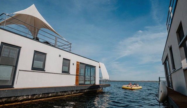 Floatinghouse Seeschwäche: with terrace & fireplace