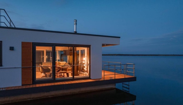 Floatinghouse Seeblick: directly on the water with terrace, WLAN and fireplace