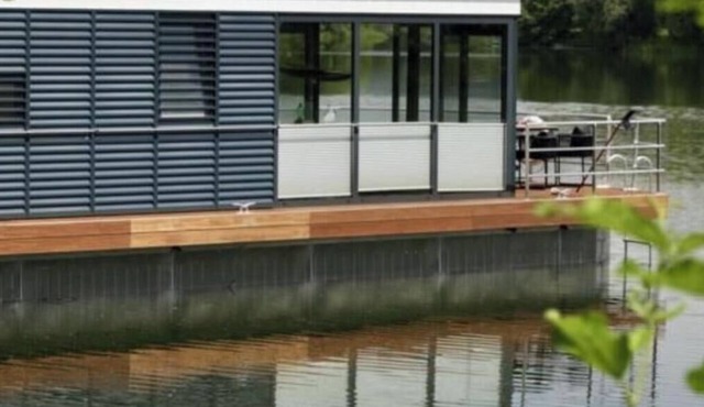 Floatinghouse Black Pearl: lake view, terrace & fireplace in Höxter