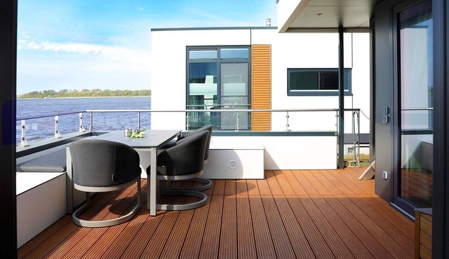 Floatinghouse Bernstein Suite: lake view, terrace & fireplace for 6 guests