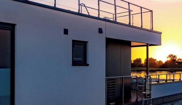 Floatinghouse Boddenperle: your lakeside vacation home with lake view & fireplace