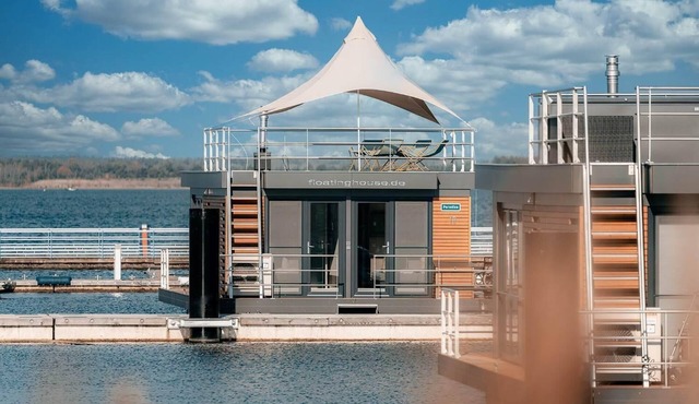 Floatinghouse Paradise: floating vacation home with lake view