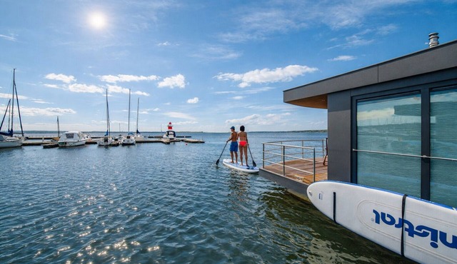 Floatinghouse the Hideaway LP25: special time out between harbor flair and nature