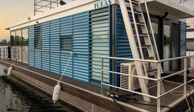 Floatinghouse Topas: 44 m² houseboat with lake view, wood-burning stove & terrace