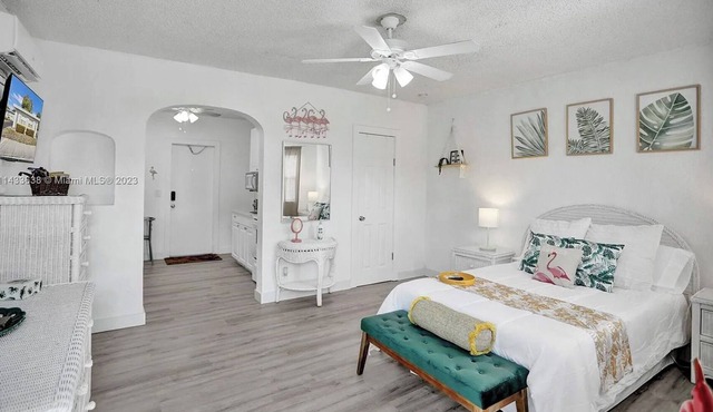 FLOCKS + FEATHERS: 4 mins away from beach/casino