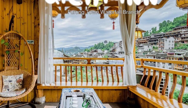 Floral Hotel Furong Town Qichi Inn