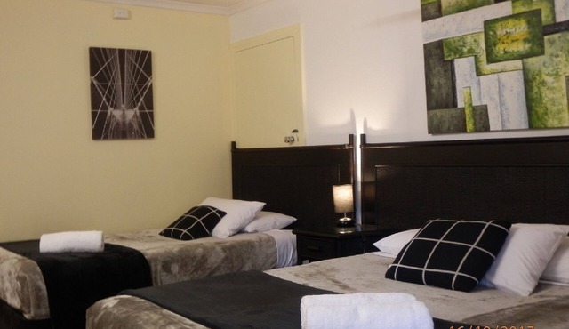 Flying Spur Motel