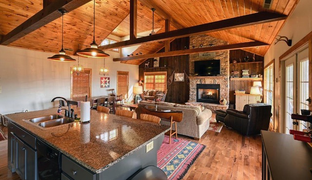 Flying Squirrel Lakeview House - Spacious House with Private Deck and Hot Tub