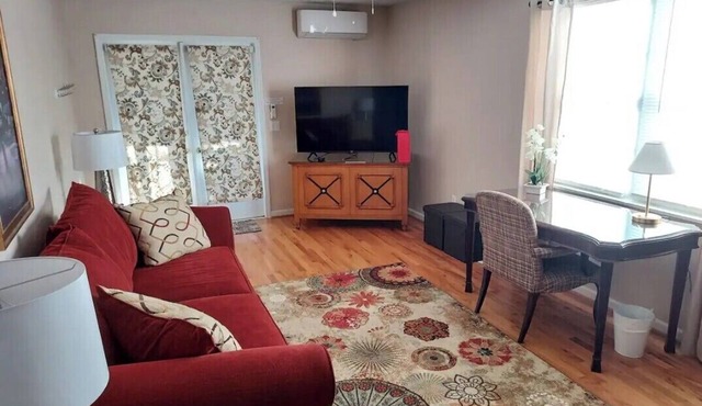 Fordsresidential, Centrally located 2-bedroom apartment.