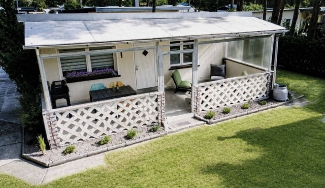 Forest bungalow with WLAN and terrace near the lake - dogs welcome, ideal for diving