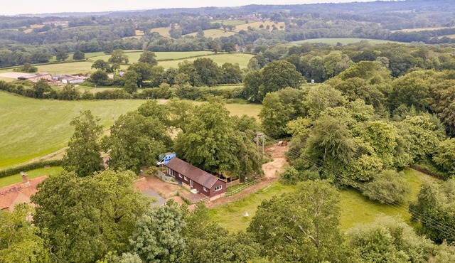 FOREST FARM COTTAGE, pet friendly, with open fire in Balcombe