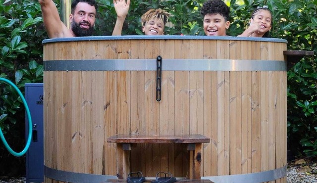 Forest Finest, luxury chalet with HOT TUB beautiful canopy and beautiful garden