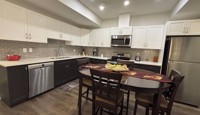 “Forest Heights Gem ✨ 2BR Modern Suite | Near Expo, Downtown & River Valley”