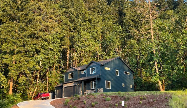 Forest home and outdoor adventure paradise! 15 minutes to Autzen Stadium.