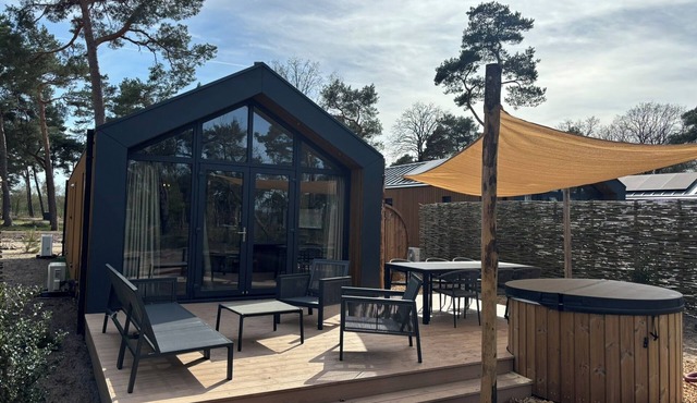 Forest Lodge with hot tub and sauna for 6 people located on the edge of the park with views of the forest. Luxury lodge with 3 bedrooms, a terrace and private wellness.