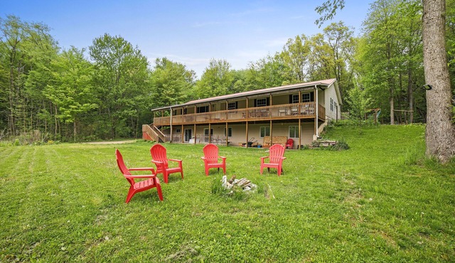 Forest Retreat - Sleeps 30 - 2 minutes from boat launch