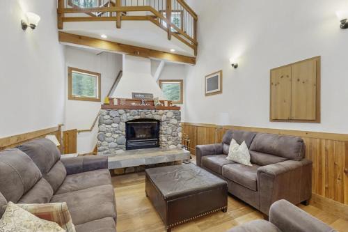Forest-view home with deck grill 2 living areas fireplace washer&dryer