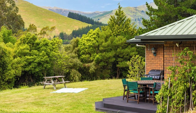 Forest View - Spacious & private full home retreat. Family-friendly escape!