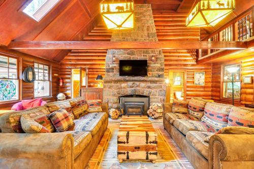Forested 'Minikahda Lodge' w/Hot Tub Near Mt Hood