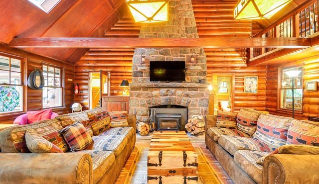 Forested 'Minikahda Lodge' w/Hot Tub Near Mt Hood