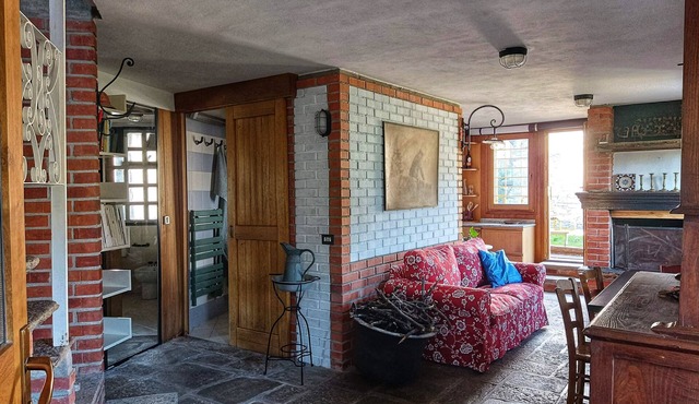 Former barn with garden and magnificent view of the lake, ideal starting point for trekking.