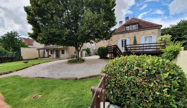 Former wine merchant's house, sleeps 7, private pool, stunning view