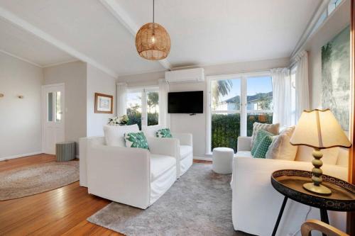 Forrest Hill Oasis with Pool, Spa and BBQ