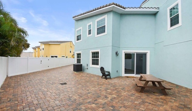 Fortebello townhouse w/pool, BBQ & backyard