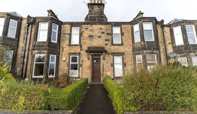 Forth View Apartment - an apartment that sleeps 6 guests in 3 bedrooms