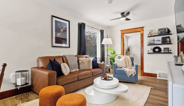 Fossil Flats 3BR Designer Home in Centre of Town!