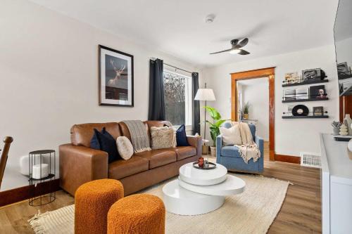 Fossil Flats 3BR Designer Home in Centre of Town