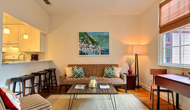 Fountain View Cottage, Beautiful Savannah Home