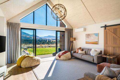 Four-Bedroom Alpine Retreat with Two Living Areas
