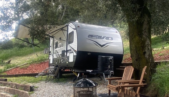 Four minutes drive to historic Julian, CA! Cozy, RV with all the amenities.