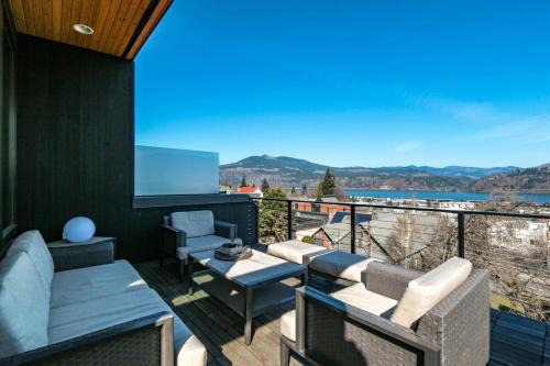 Four - River View Hot tub Luxurious Downtown Loft