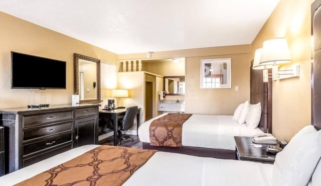 Four Rooms | Complimentary Continental Breakfast | Near Historic Downtown