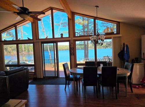 Four Season Lakehouse with beautiful views and crystal clear water