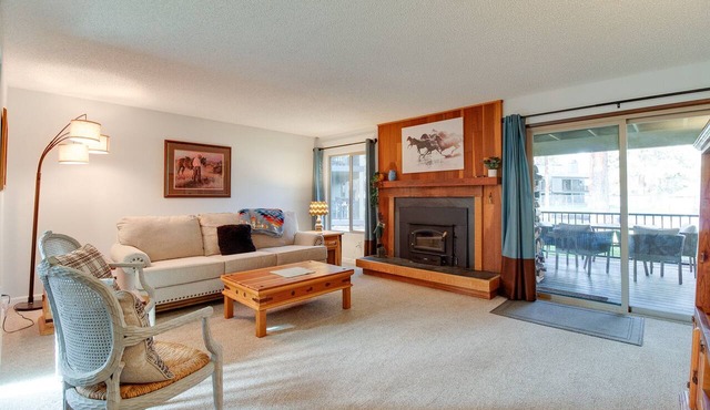 Fourth Sisters Escape sleeps 6 ground level condo w/community pool and spa
