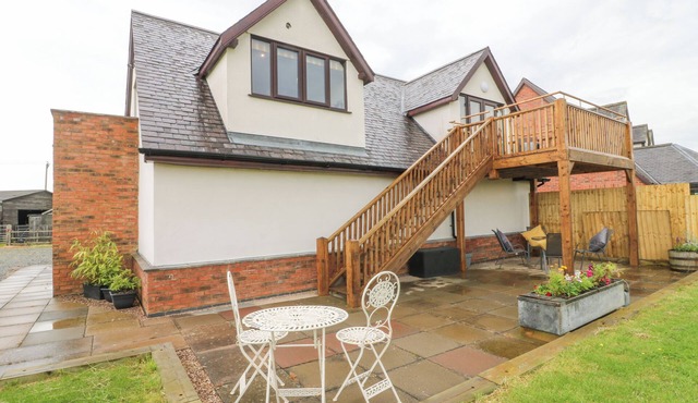 FOURWAYS LOFT, romantic, character holiday cottage in Kibworth