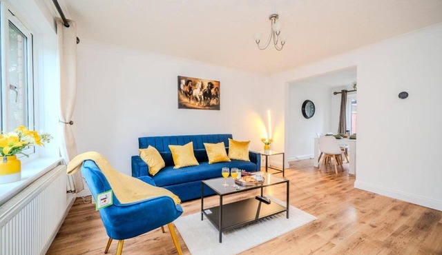 Fowler House 2 Bedroom ,Free WIFI, Parking, Crawley, Close to Gatwick Airport, Contractor friendly, business travellers