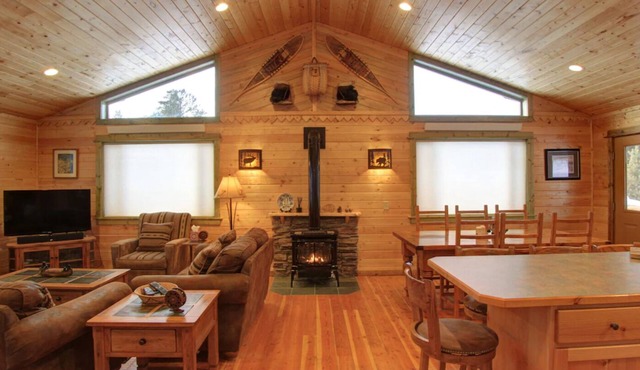Fox Den Lodge: 3-bedroom lodge style retreat, just 7 minutes from Yellowstone. SAUNA