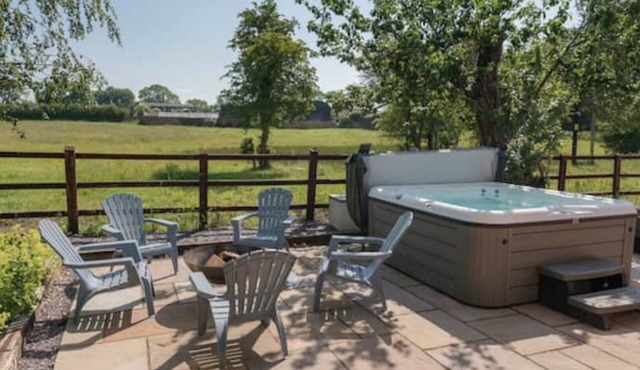 Fox&Hare cottages sleeps 16 with hot tub, fishing and wild swimming