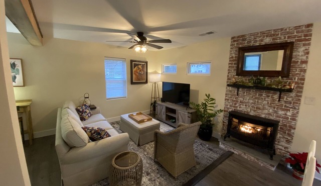 Fox Ridge Cottage! Pets welcome! No cleaning fee!
