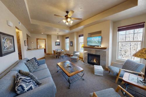 Foxpoint condo