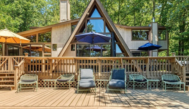 Foxtail Lake Front Chalet with HOT TUB