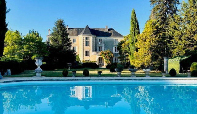 Château for 10/14 people in 7 ha park and gardens with stunning pool in Dordogne