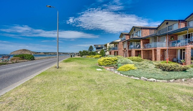 Franklin Beachfront Apartment: Superb View, Ground Floor, WiFi, 3BR | Ideal for 28+ Night Extended Stays